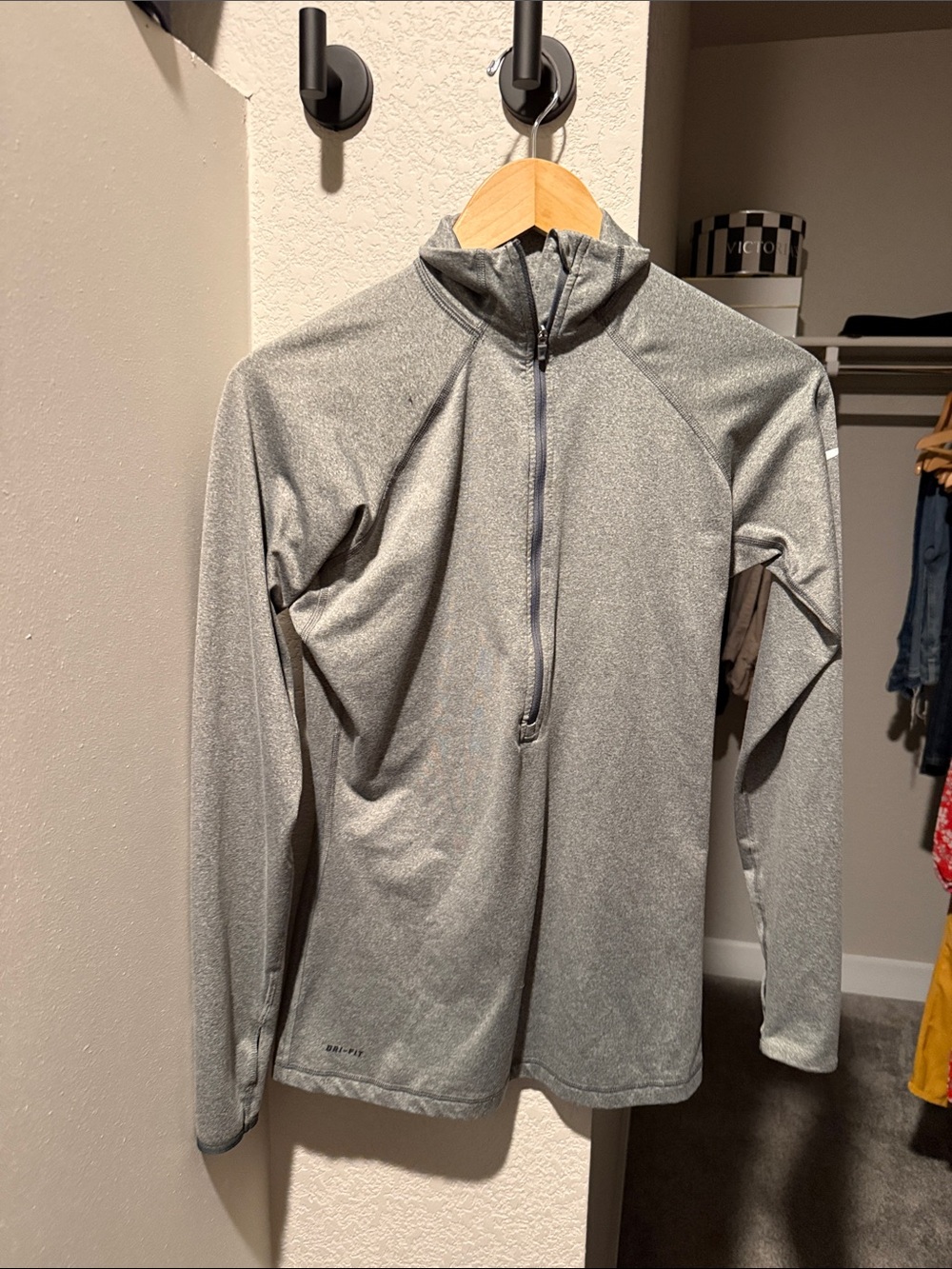 Nike Men’s Gray Quarter-Zip Performance Pullover